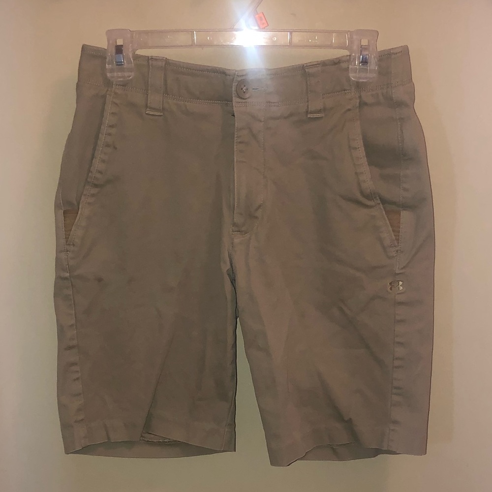 Men’s Under Armour khaki shorts